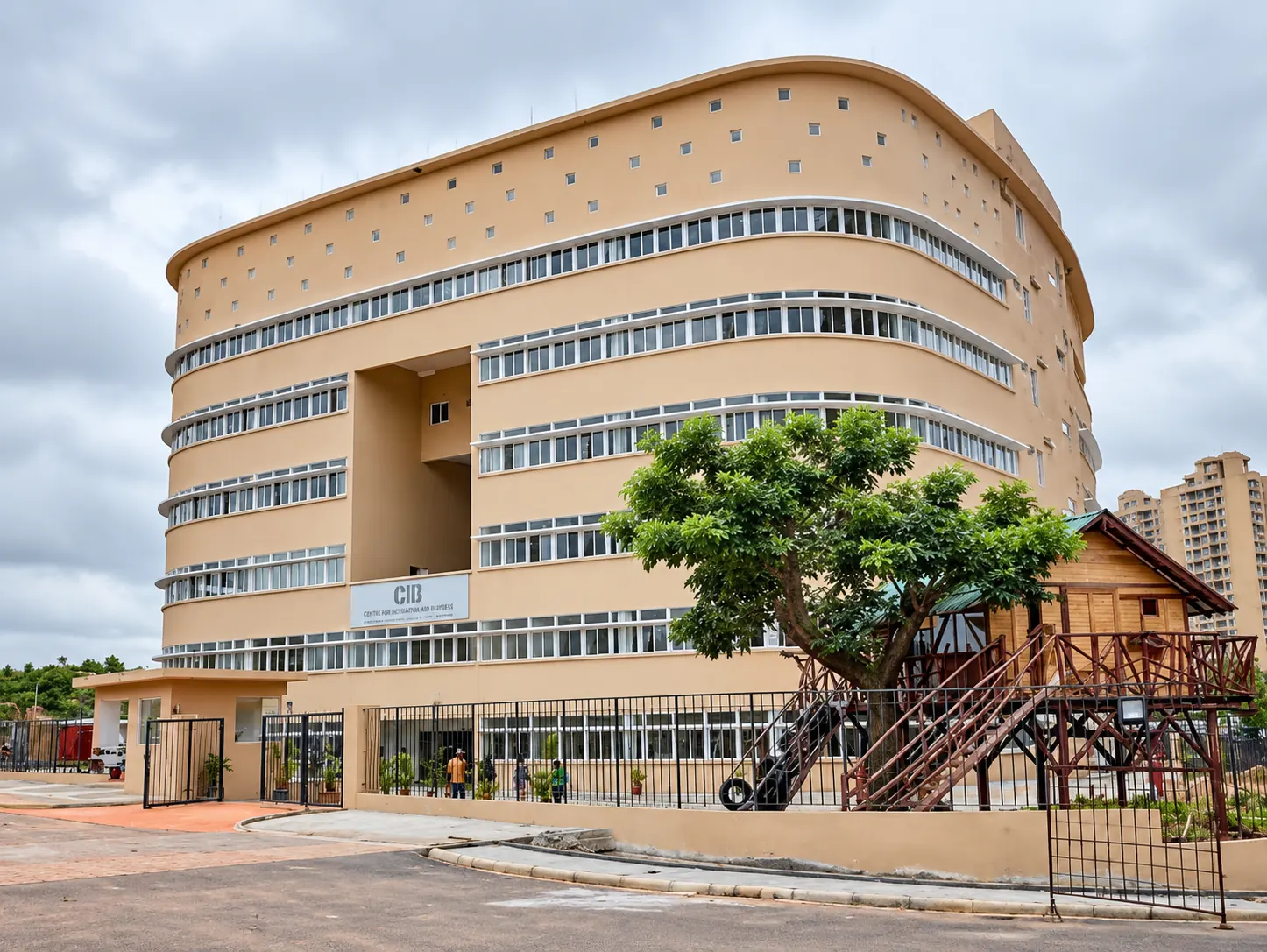 The curved facade of the Chaman Bhartiya School campus with its treehouse.